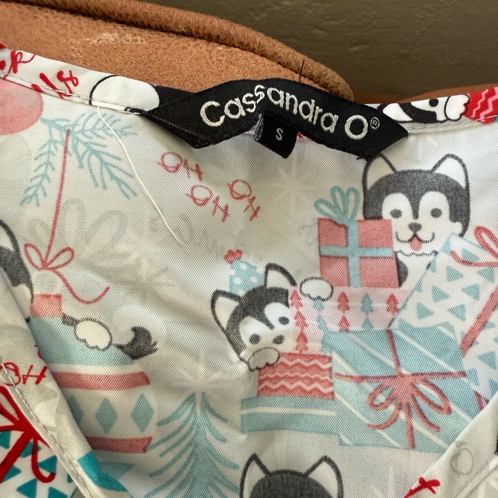 2 Christmas style Scrub tops - Picture 3 of 4